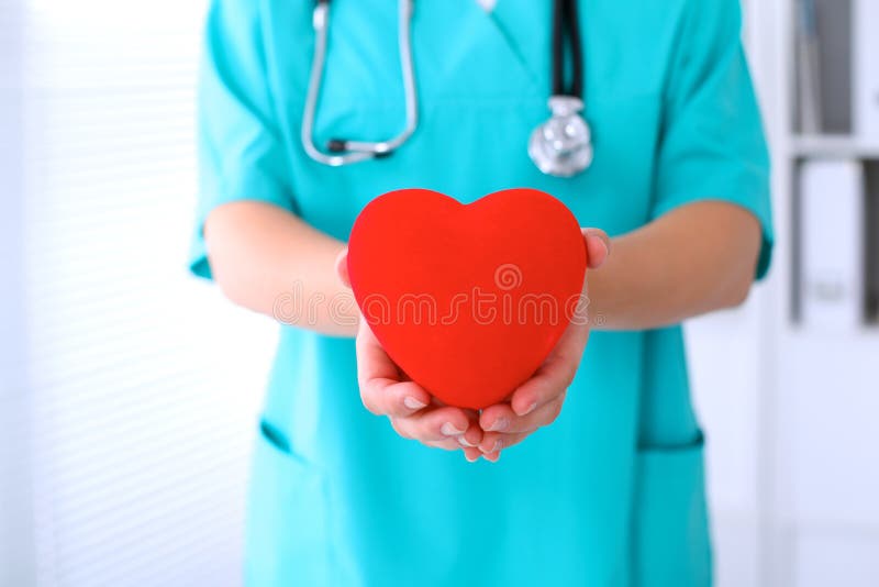 Вопрос врачу хирургу. Валентинка для врача хирурга. Врач хирург женщина с сердцем. Фонендоскоп держит в руках.