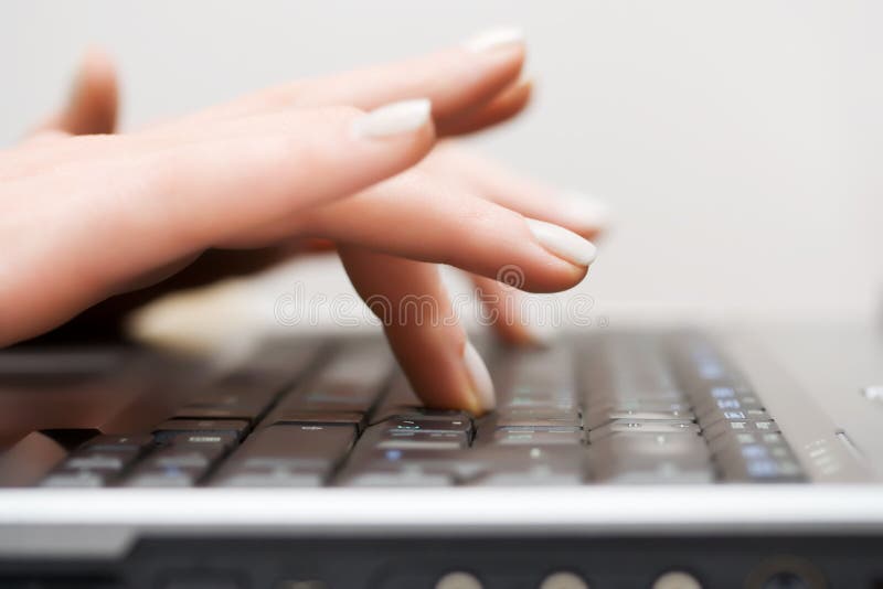 Палец на компьютере. Рука из компьютера. Женщина печатает на клавиатуре и жует жвачку. Убрали руки от компьютера заставка.