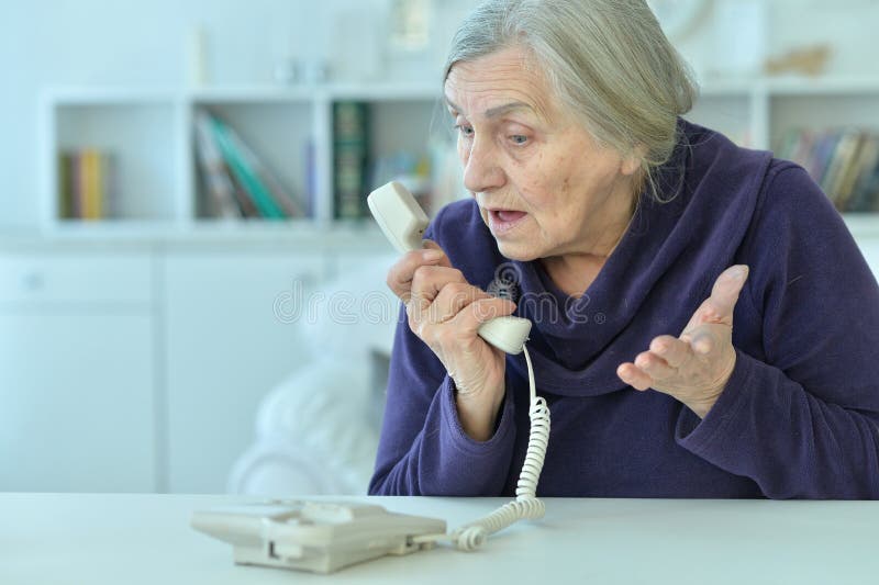 Бабушке вызвали врача. Врач звонит. Фото врач звонит. Говорящая взрослая женщина. Sick woman calling.