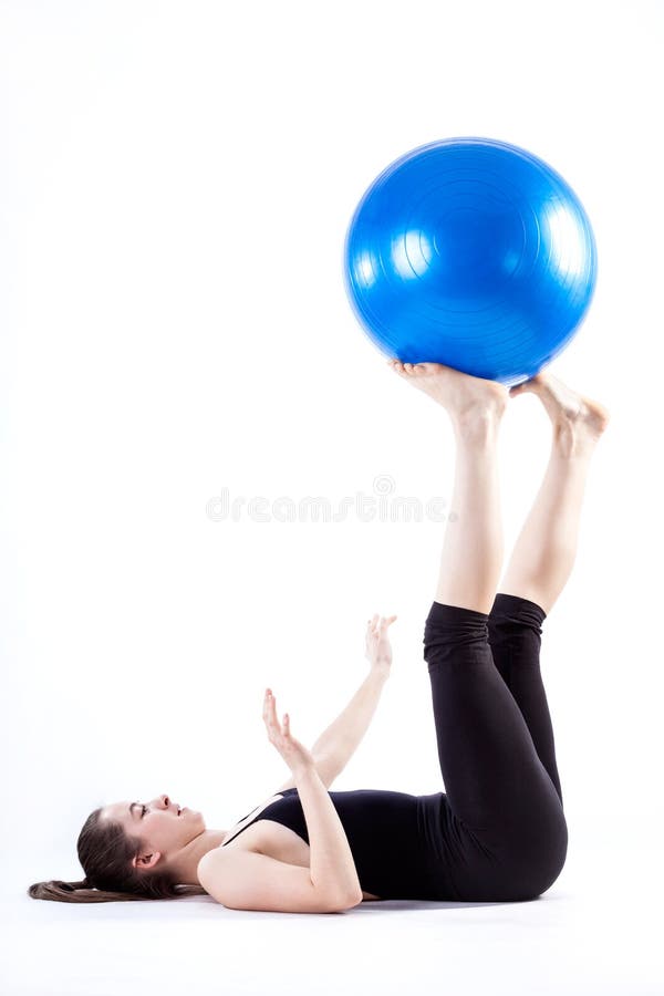 Работать на шару. Женщина на гимнастическом шаре.