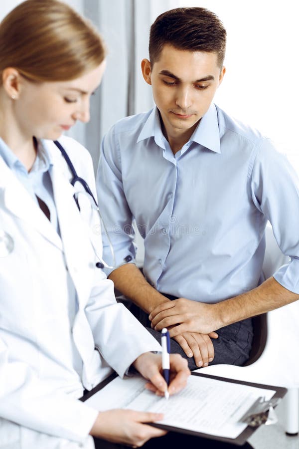 врач обслуживает пациента. врач и пациент. измерение давления. врач обслуживает пациента. врач и пациент любовь.