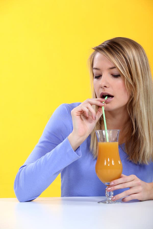 Сок через трубочку. Девушка пьет из трубочки. Девушка с апельсиновым соком. Девушка пьёт сок с трубочкой. Питьё через трубочку.