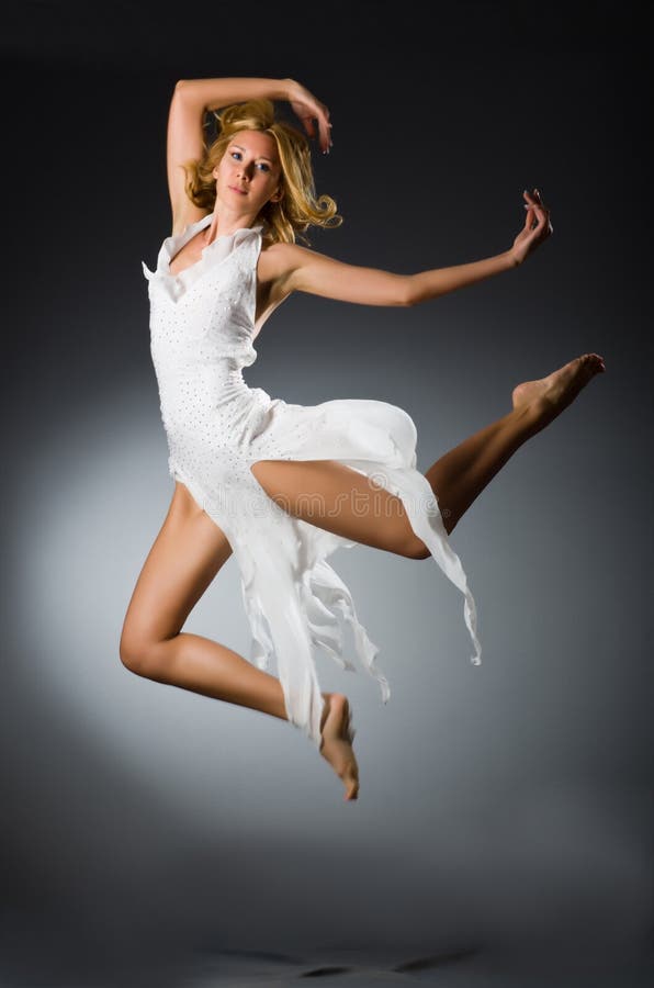 В белом платье так недолго танцевать мне. Woman in Wedding Dress Dance. Юбка для танцев рисунок.