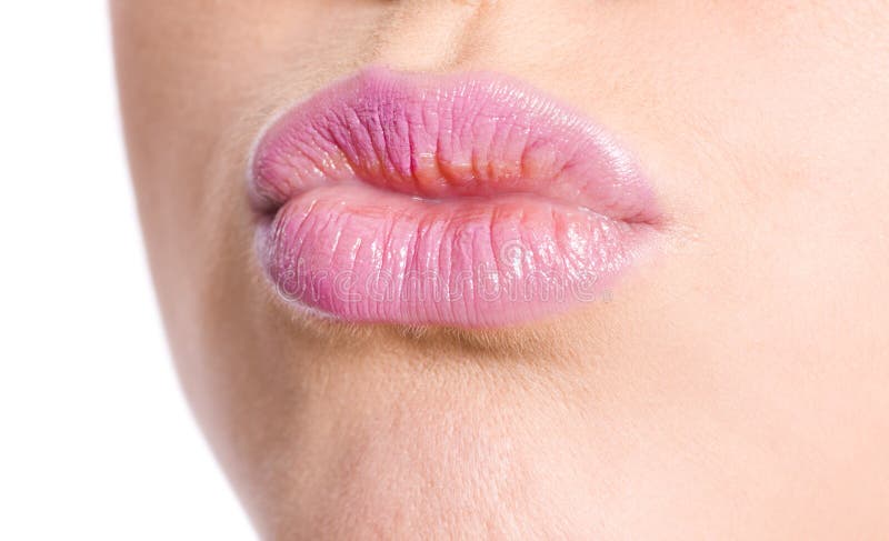 Аккуратные женские губы. Женские губы на прозрачном фоне. Женские губы светлый фон сбоку. Беременности женская губ.