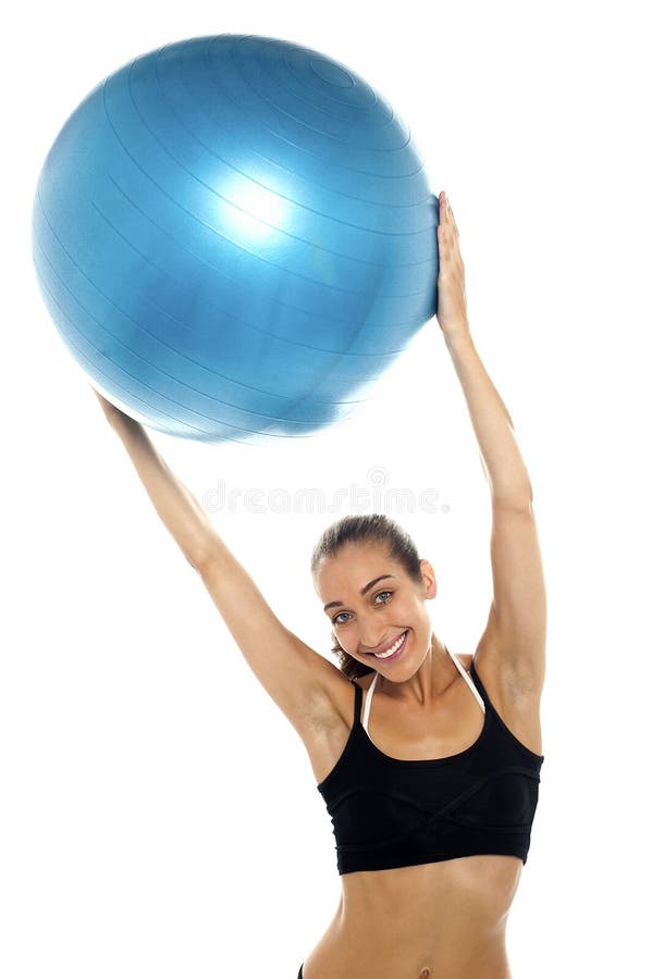 Шарики для тела. Человек держит мяч над головой. Пилатес с шаром взрослый женщины. Груз на голове фитнес.