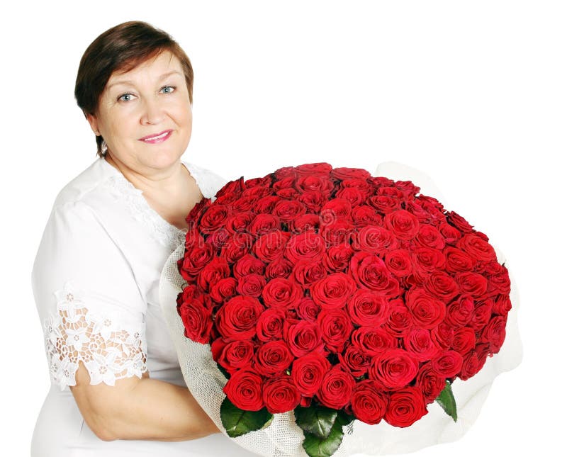 Пожилая женщина с букетом цветов