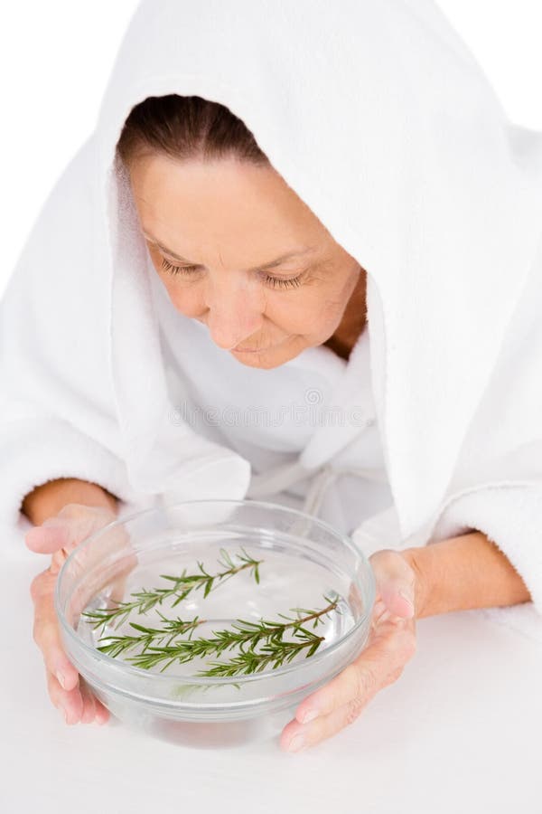 Как распарить кожу лица. Как парить лицо. Паровая ванночка для лица. Ингаляции аромамаслами. Паровая ванночка для лица.