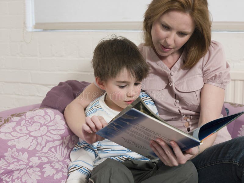 Помогла сыну читать. Женщина читает сыну. При сыне.