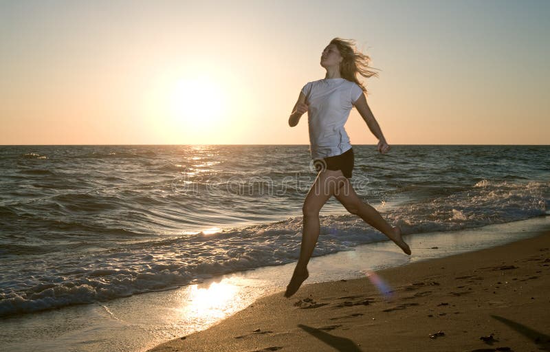 Девушка бежит на берегу моря. Девушка в белом бежит по пляжу. Девушка бежит по пляжу в платье.