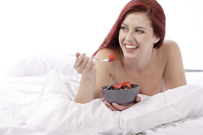 В постели с бывшей женой. Женщина есть в постели. Девушка ест в постели. Девушка в постели кушает йогурт. Если женщина есть в постели.