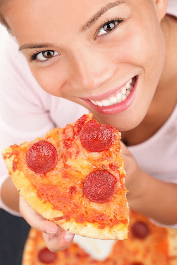 Голодные подростки. Женщина ест пиццу. Еда от которой лицо красное. Женщина с пепперони. Девушка ест пиццу пепперони.