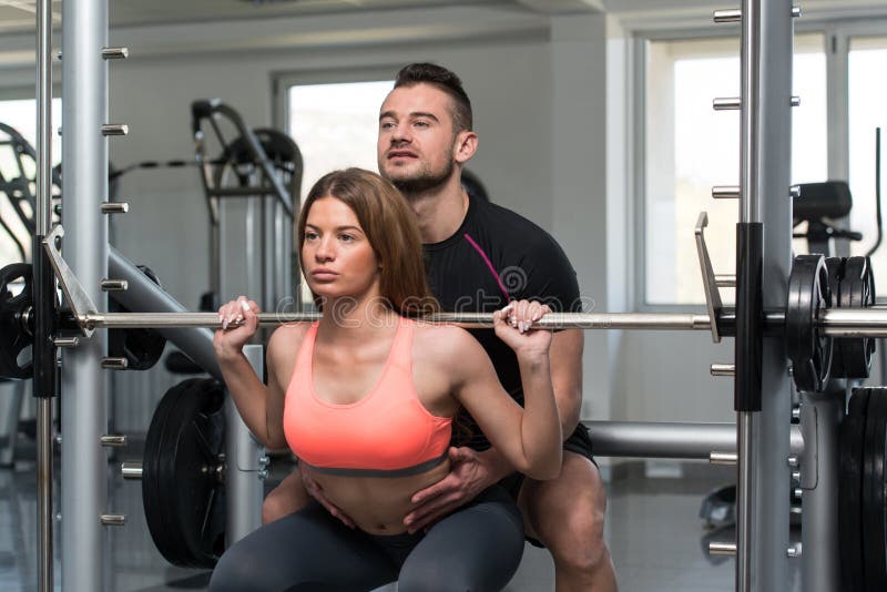 Страхует в спортзале
