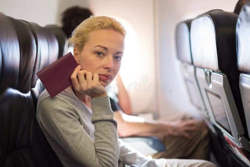 Буду сидеть в самолете и думать. Блондинка сидит в самолете. Картинка люди сидят на самолете.