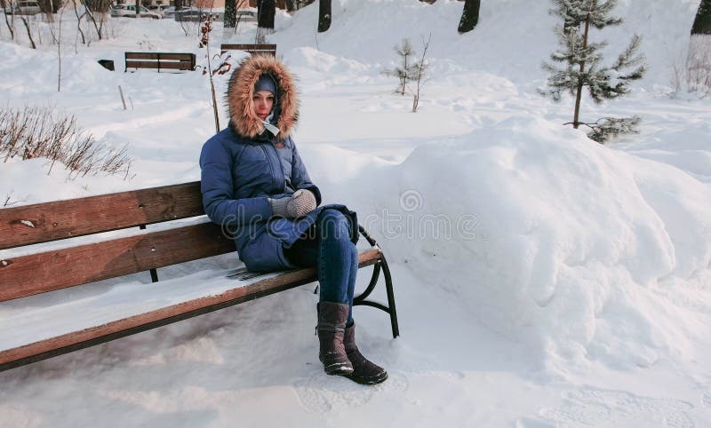 Люди зимой на скамейке