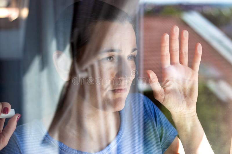 Свет просвечивает сквозь ладонь. Смотрит сквозь руки смущается. Woman hand on Window. Вижу сквозь руку