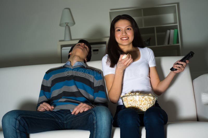 Пока муж смотрит телевизор жена. Жена смотрит телевизор. Муж с женой у телевизора. Жена смотрит телевизор домашнее фото.