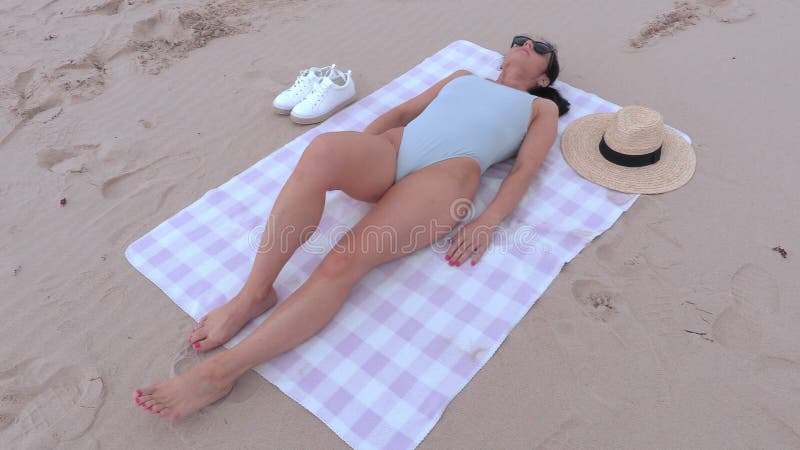Упало полотенце перед. Спящие женщины на пляже. Урало полотенце на пляже. Уронила полотенце на пляже. Женщина спящие в купальнике.