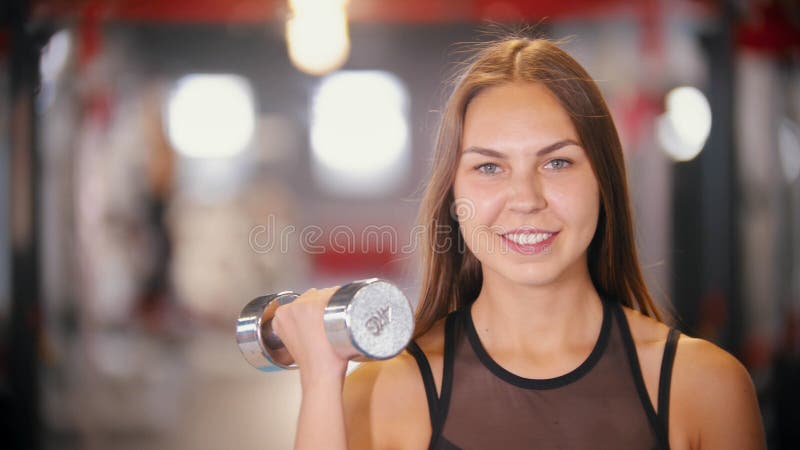 Девушка подмигивает в спортзале
