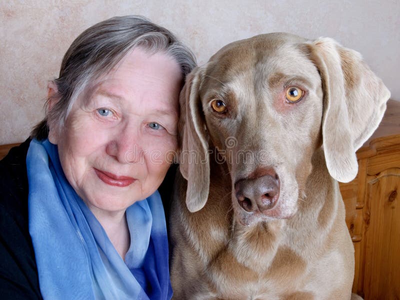 Пожилая женщина с собакой. Бабушка с овчаркой в деревне. Пожилая женщина под кобеля. Caucasian Dog.