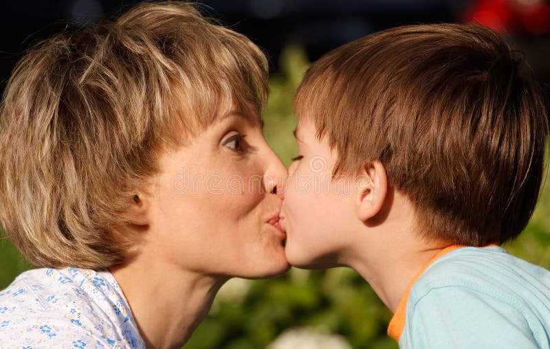 Мамаша сын бесплатное видео. Woman Kiss son. Woman boy Kiss. Мальчик женщина Kiss контакте. Фото женщин с сыном русские взрослых.