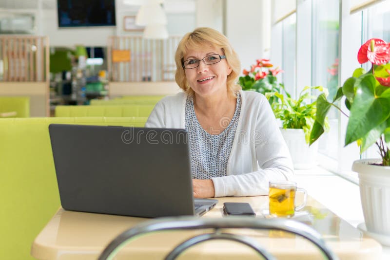 Где можно поработать с ноутбуком в москве. Женщина фрилансер средних лет в очках. Девушка в очках сидит за ноутбуком арт.