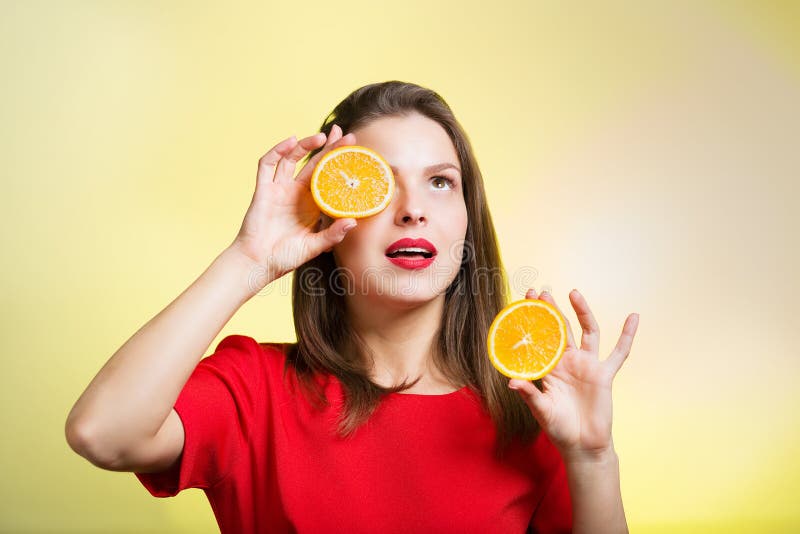 She likes oranges. Женщина с апельсином фото. Девочка с апельсинами фото.