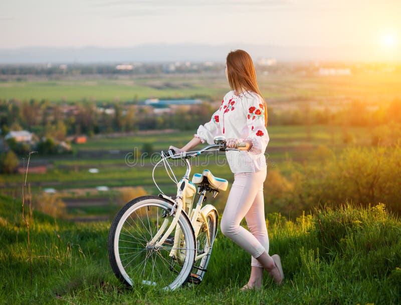 Фотообои девушка с велосипедом