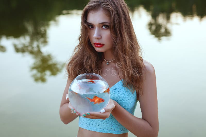 Женщины золотые рыбки. Девушка держит аквариум в руках. Девочка держит аквариум с золотой рыбкой. Человек держит аквариум. Девушка держит в руках золотую рыбку фото.