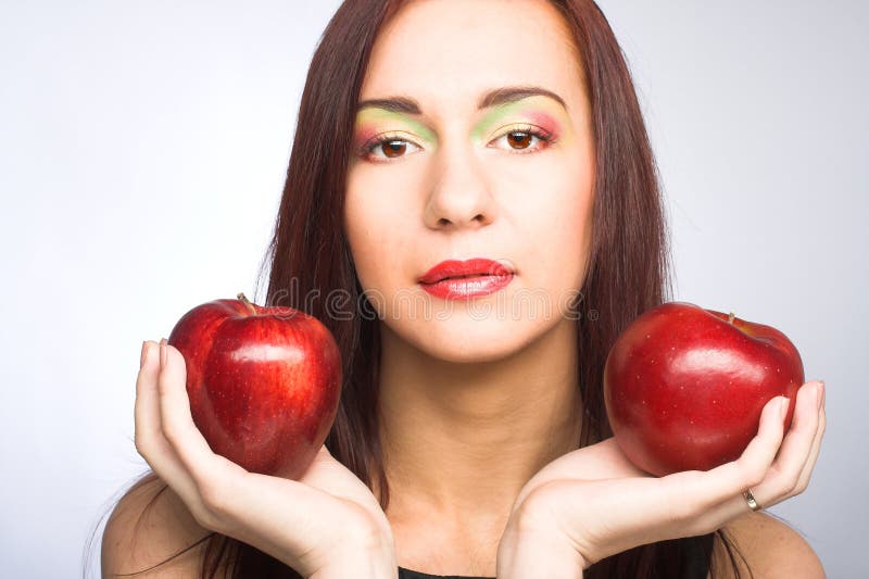 Женщина с яблоками. 
