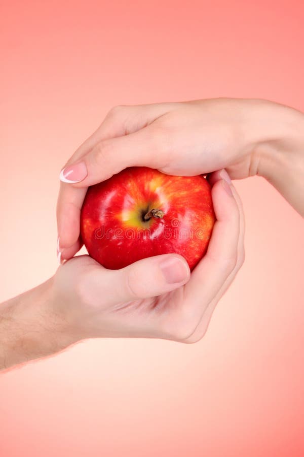 Красные яблоки и люди. Яблоко в руке женщина для мужчины. Люди как яблоки. Яблоко с человеческой кожей.