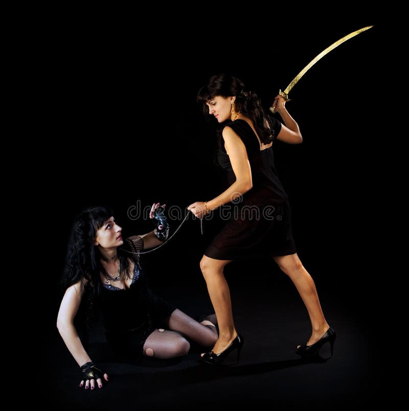 Дуэль девушек. Женщины сражаются на шпагах. Женские бои на мечах. Две женщины сражаются на мечах. Женщина с мечом в бою.