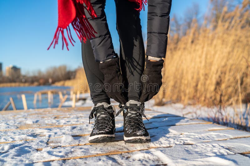 Женщины готовы привязки шнурки ботинок обувь для зимних подошвы снега ильда, против- скользких на свежем воздухе холода Стоковое Изображение -изображение насчитывающей девушка, льдед: 202424045