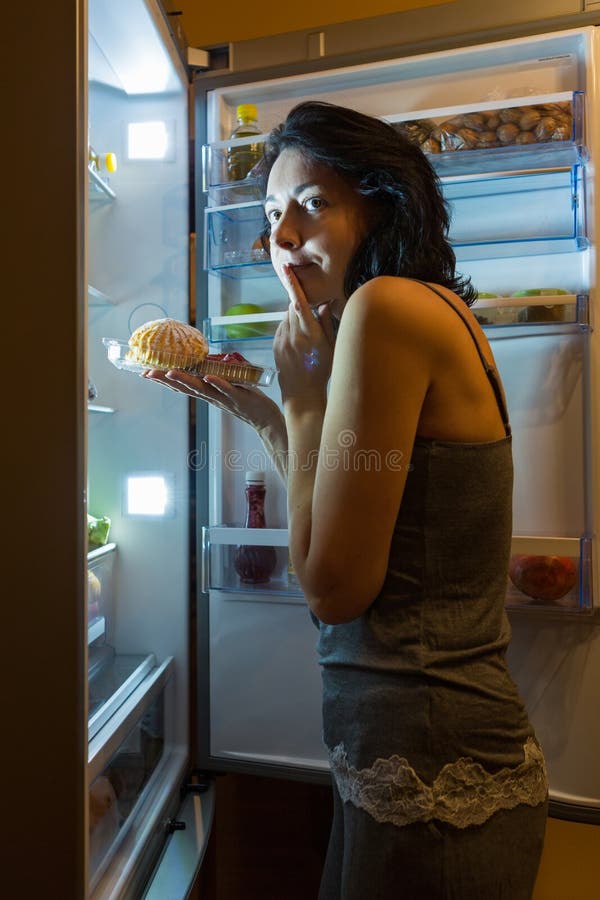 Съела на ночь сыр. Девушка у холодильника. Девушка у холодильника ночью. Девушка ночью у открытого холодильника. Спалили ночью у холодильника.
