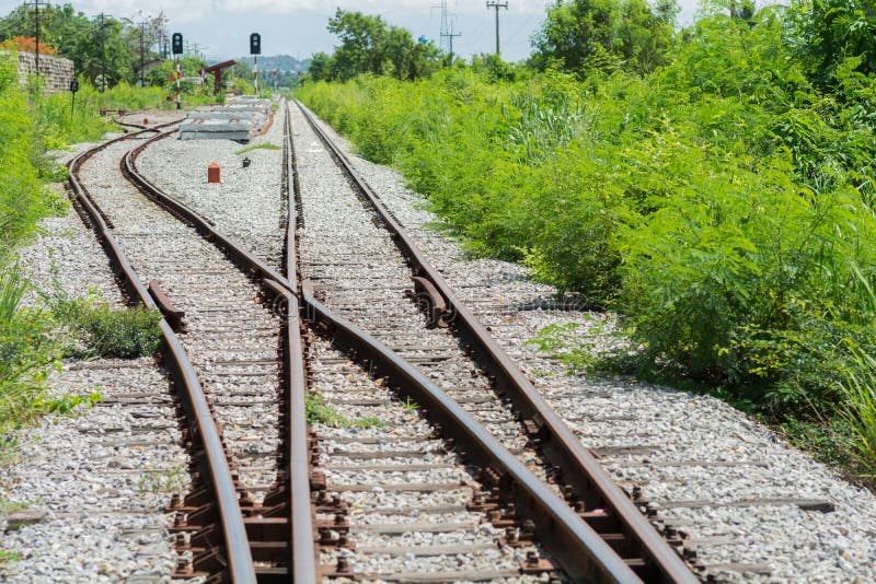 Stay on track картинки. след поезда какой. след поезда какой. выплески пути на железной дороге. жд соединение двух дорог в одну.