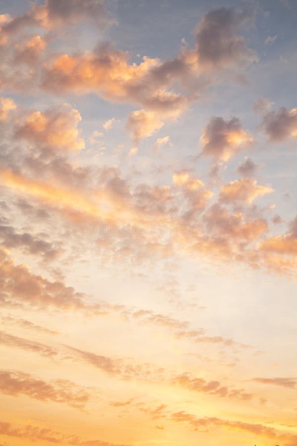 Желтое небо когда солнце поднимет вверх Предпосылка или текстура для  Стоковое Изображение - изображение насчитывающей ощупывания, день: 43255005