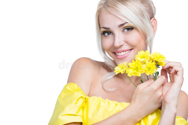 Девушка с желтыми розами