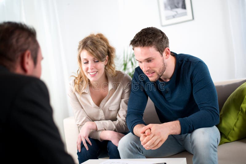 3 пары подряд. три молодые пары. люди оформление документов на диване. Downsizing stock picture. 3 пары подряд.