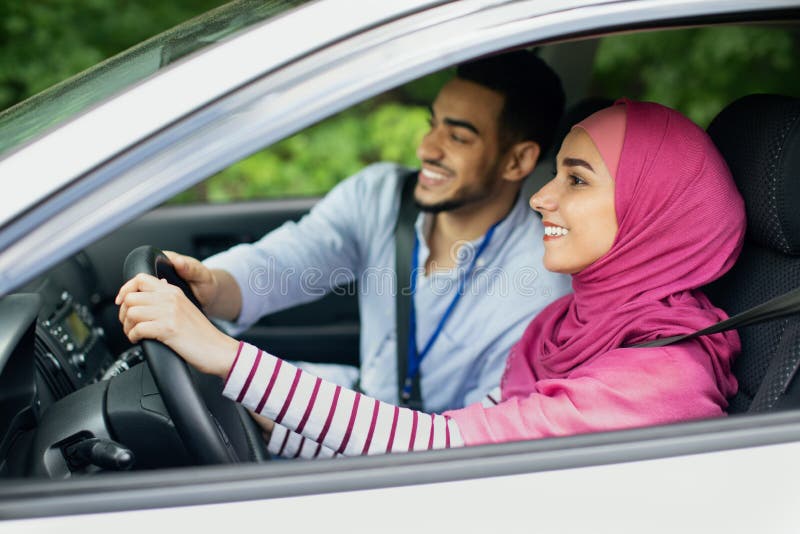 Исламский сонник машина. Девушка учит арабский. Жена блондинка муж араб. Driving age.