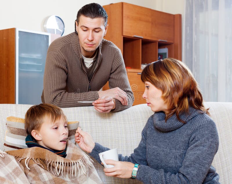 женщина учит маленького мальчика