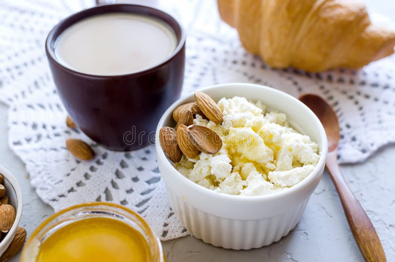Творог с медом и орехами