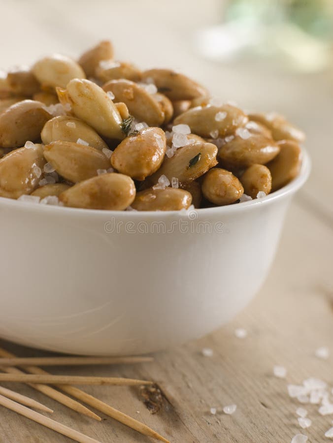 Миндаль с розмарином и солью