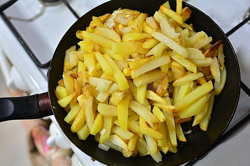 Сколько жарить картошку на сковороде под крышкой