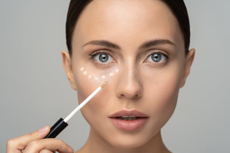 Blauer Kajal: Der 80er Schminktrend macht uns frühlingsfrisch Schminkzeug, Braun