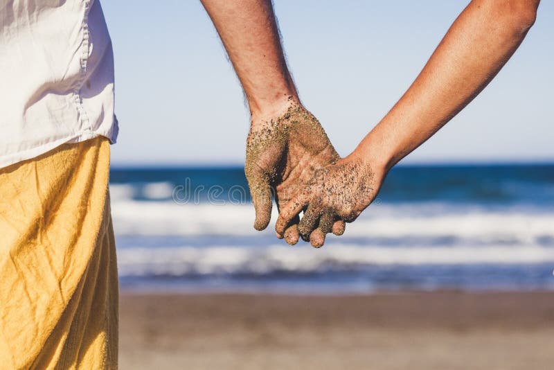 Ноги в песке на пляже. Две руки в песке. Море ноги пляж. Рука в руке на море. Море ноги пляж.