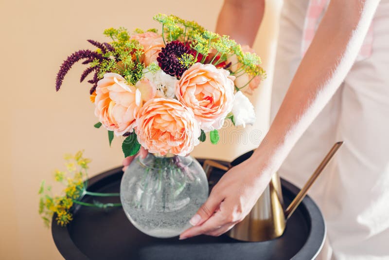Что положить в вазу с розами. Букет оранжевый в руке фото. Что подложить в вазу чтобы букет красиво сидел. He put a Vase on the Table.