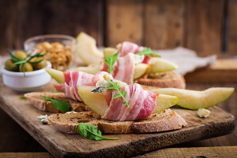 Канапе с пармской ветчиной и грушей
