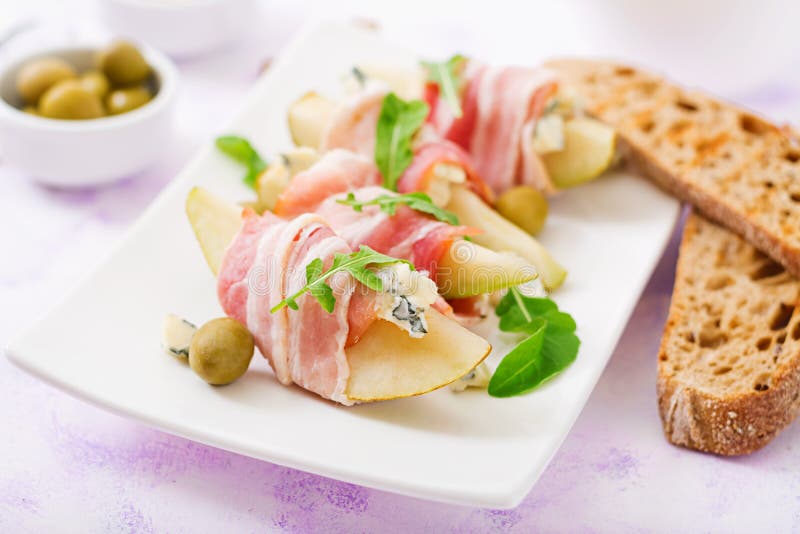 Канапе с пармской ветчиной и грушей