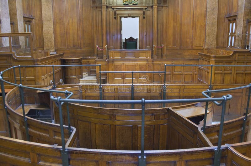 Самый древний суд. Зал суда Олд Бейли. Crown Court uk зал суда. Сент Джордж Холл залы суда. Королевская в зале суда.