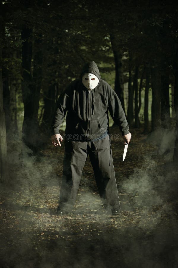 Ночь масок и ножей. Люди в страшных масках в лесу.