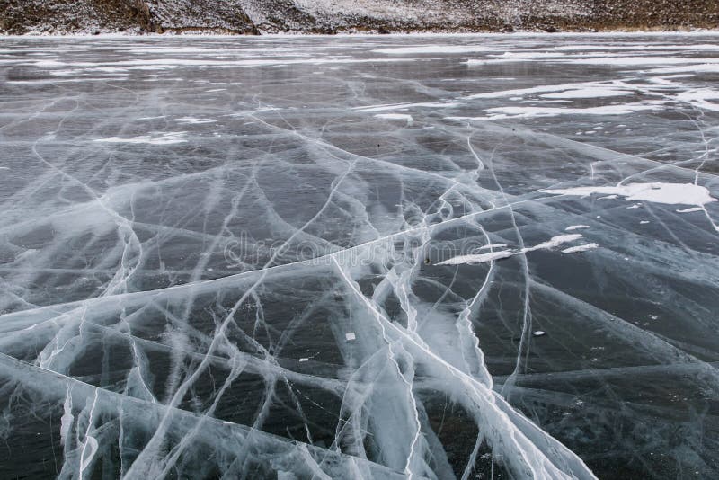 Вода выступающая на поверхность льда. Ледяная поверхность. Замёрзшее озеро с трещеной. Плоскость льда Байкала. Замерзшее озеро без трещин.